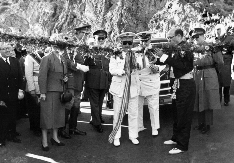 1954.10.09-El-jefe-del-Estado-general-Francisco-Franco-corta-la-cinta-de-inauguración-del-puerto-de-Contreras-FOTO-EFE-1834x1280.jpg