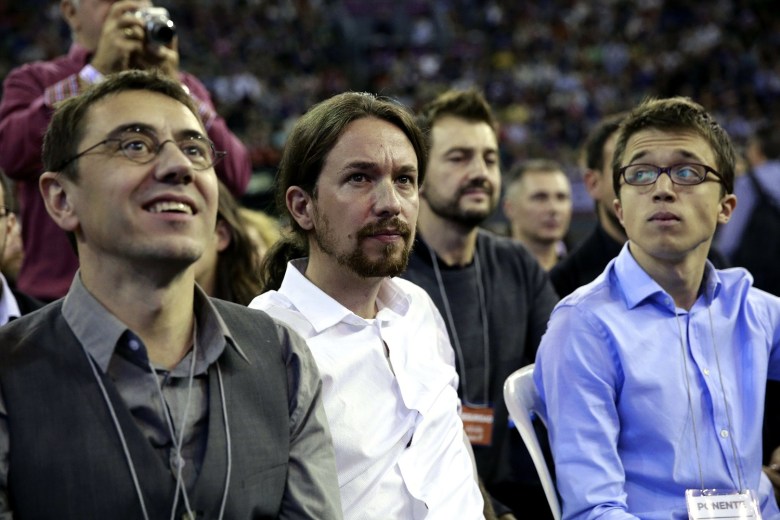 GRA059. MADRID, 18/10/2014.- El líder de Podemos, Pablo Iglesias (c), junto a Juan Carlos Monedero (i) e Iñigo Errejón (d), en la Asamblea Ciudadana "Sí Se Puede", que durante dos días someterá a examen las propuestas presentadas por los diferentes equipos sobre el modelo de partido que quieren construir, su organización y sus principios éticos y políticos. EFE/Zipi