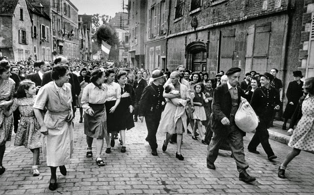 seminariofascismo.wordpress com robert-capa-french-female-collaborationist-shaved.jpg