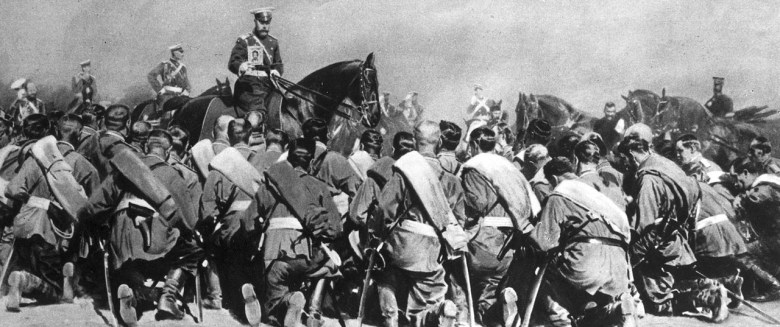 El Zar nicolás segundo exhibe un ícono a las tropas rusas.