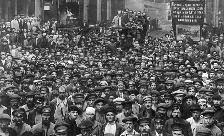 Asamblea para las eleciones al Soviet de Petrogrado de los trabajadores de la fábrica metalúrgica Putilov en en el distrito de Vyborg.