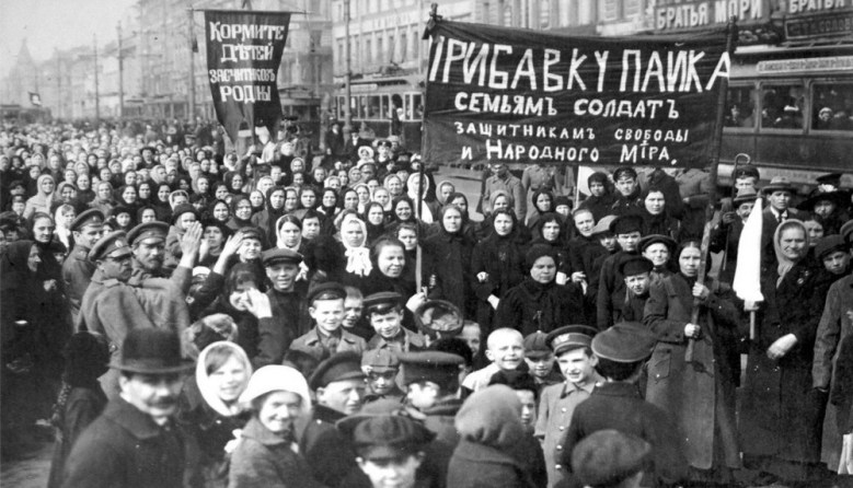 La manifestación en Petrogrado por el Día Internacional de la Mujer