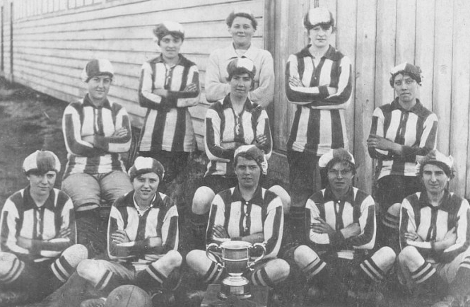 Blyth Spartan Ladies F.C. fue uno de los pocos equipos no ligados directamente a una fábrica, además de ser las campeonas de la primera competición de fútbol femenina en 1918. Fuente: www.donmouth.co.uk
