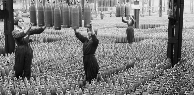 Obreras trabajando en la una fábrica de Chilwell en 1917. © IWM (Q 30040)